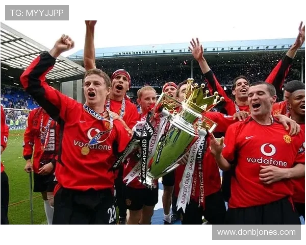 曼联名宿保罗 - 因斯醉驾揽胜撞隔离带：昔日铁血队长沦为酒驾反面教材(1)